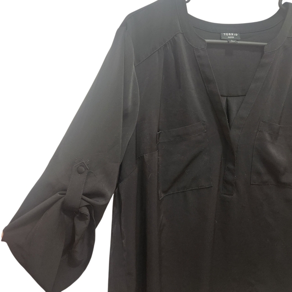 Torrid Harper 3/4 Roll Tab Sleeves Black Georgette Fabric Plus Size 1X Flowy - Picture 2 of 6